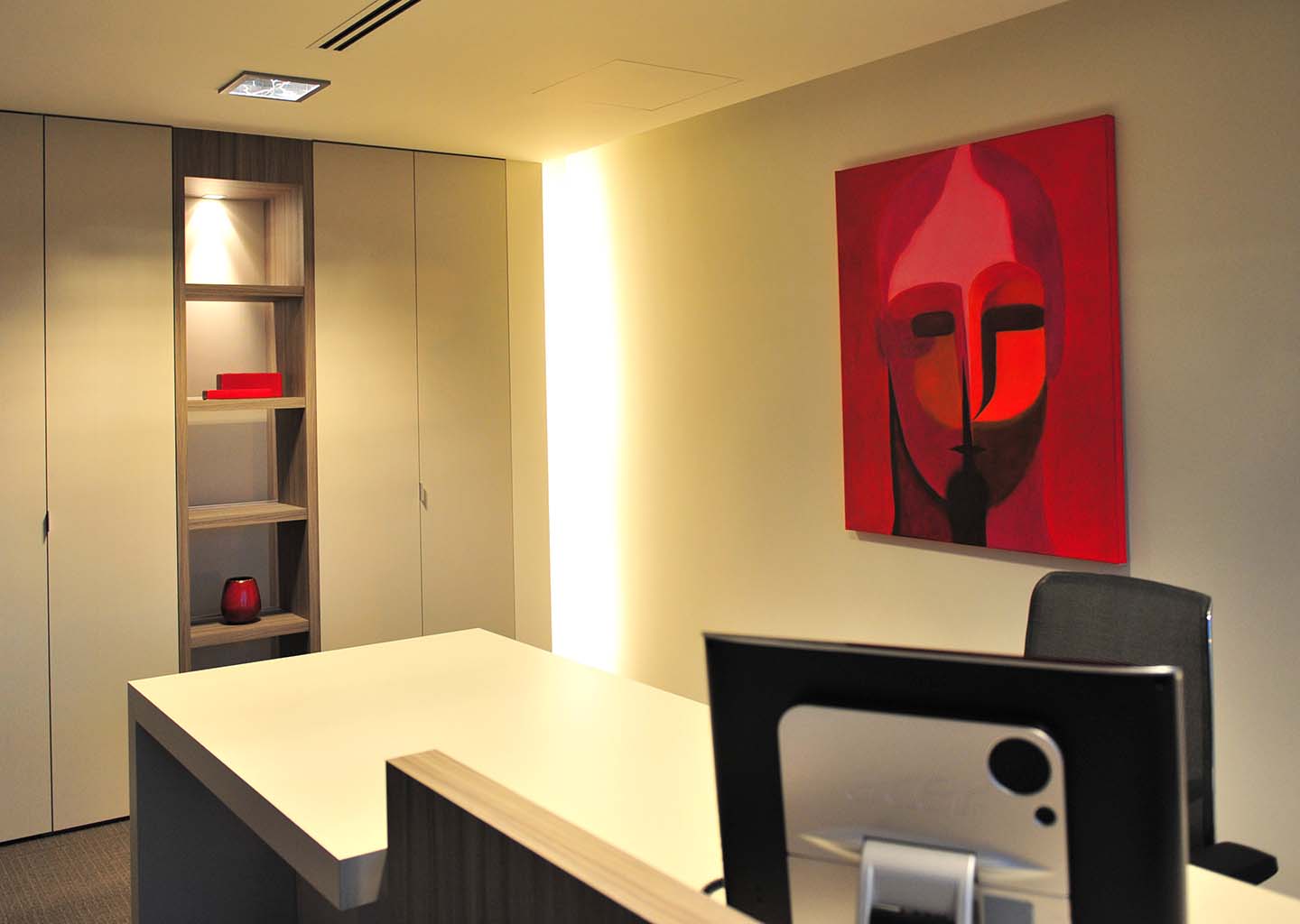 Modern Bureau JORDENS accountants met rood schilderij